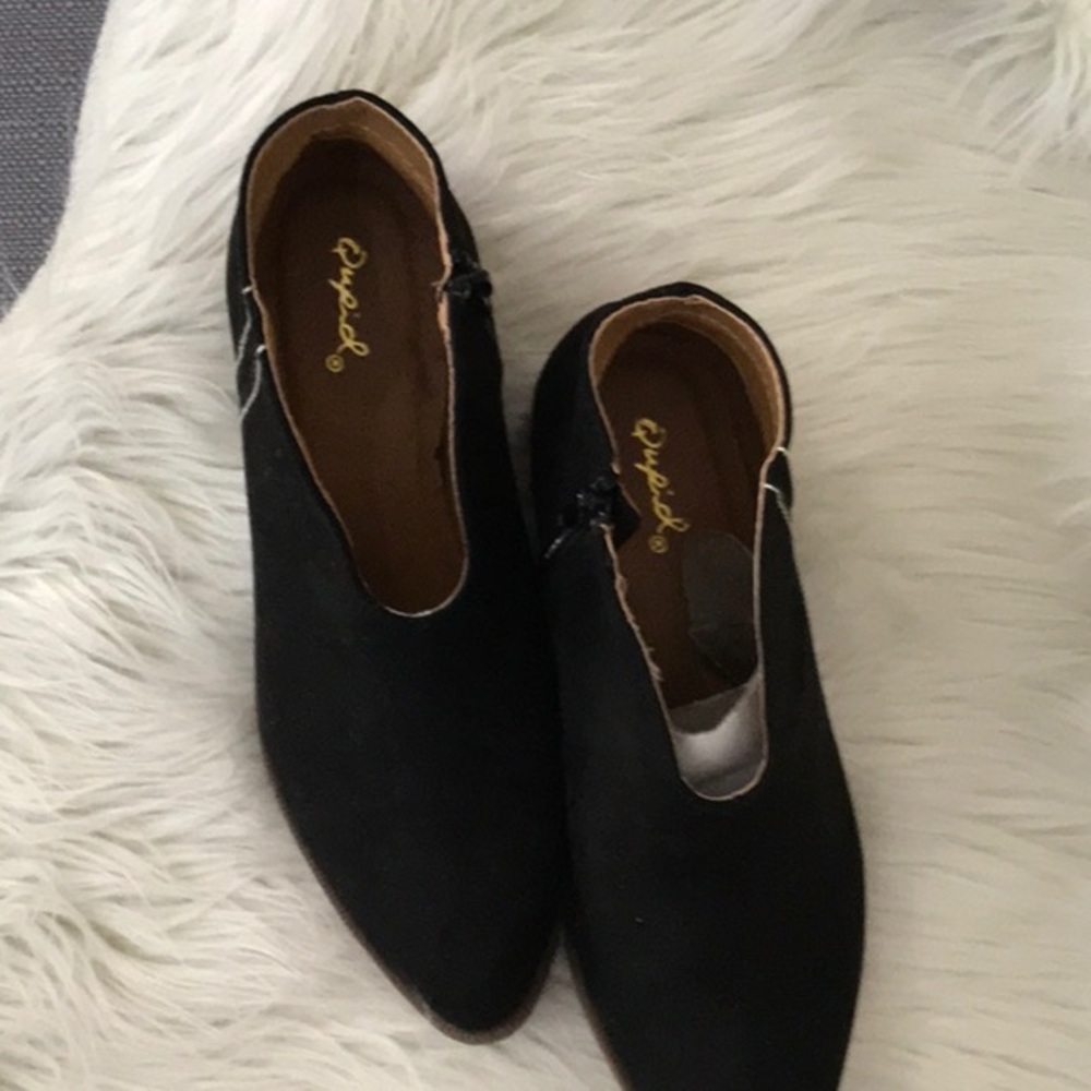 Black bootie with side zip
